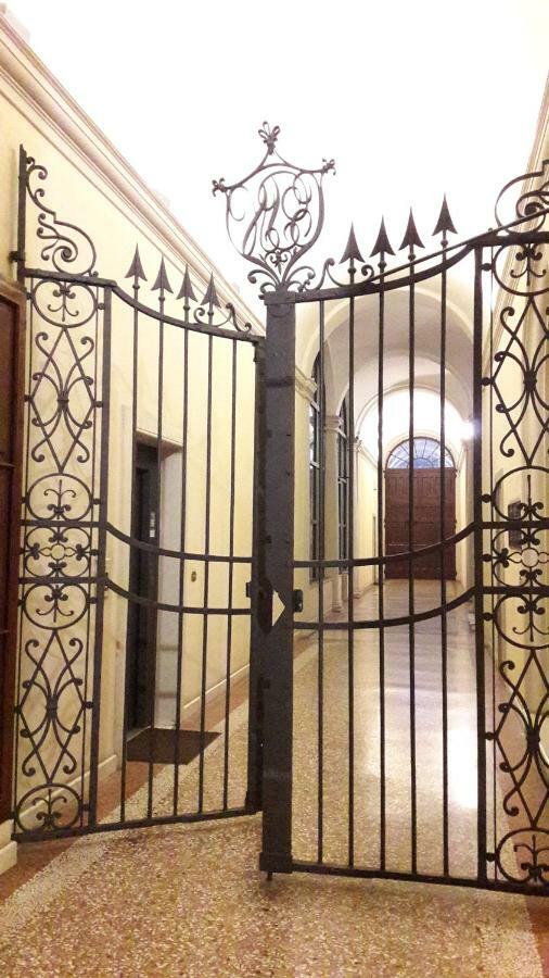 Mini Chic Downtown Apartment Bologna Exterior photo