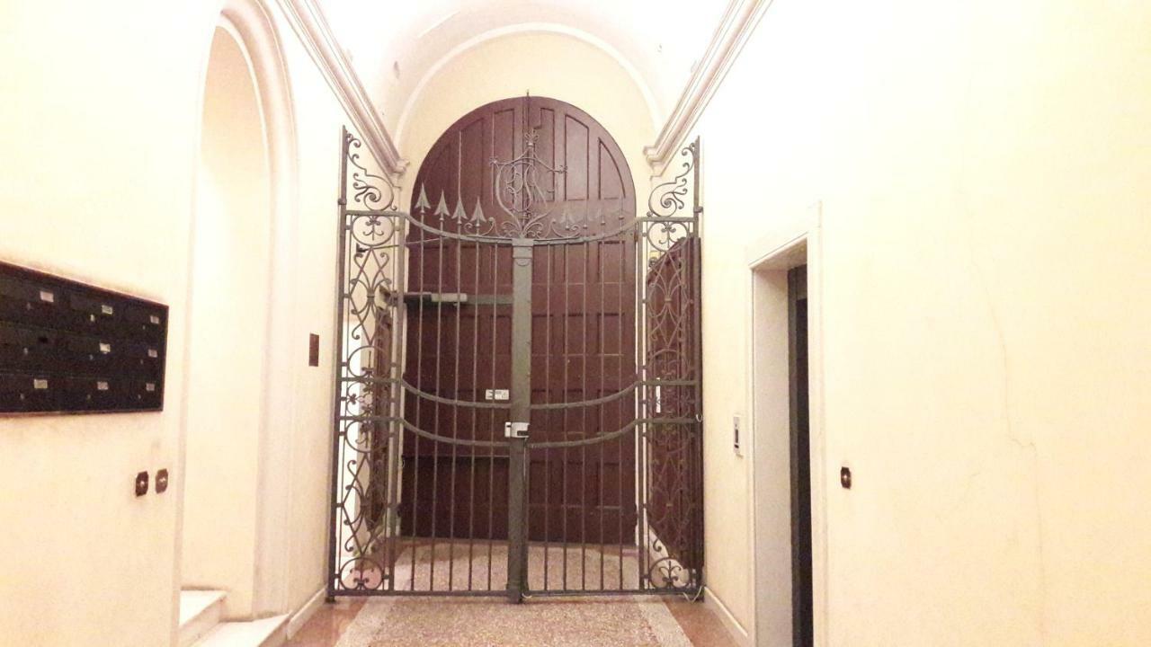 Mini Chic Downtown Apartment Bologna Exterior photo